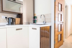 Microwave, toaster, cookware/dishes/utensils - 8 Croft Court, Holiday home Tenby, Sleeps 2, 1 bedrooms,  bathrooms (Tenby)