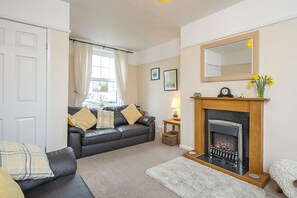 DVD player - 8 Garn Ingli, Holiday Home Fishguard, Sleeps 5, 3 bedrooms,  bathrooms (Fishguard)