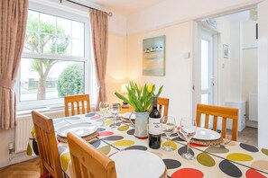 Dining - 8 Garn Ingli, Holiday Home Fishguard, Sleeps 5, 3 bedrooms,  bathrooms (Fishguard)