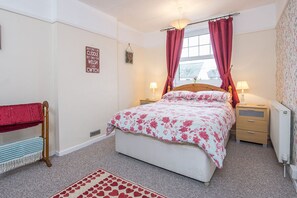 3 bedrooms, iron/ironing board, internet - 8 Garn Ingli, Holiday Home Fishguard, Sleeps 5, 3 bedrooms,  bathrooms (Fishguard)