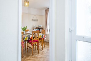 Dining - 8 Garn Ingli, Holiday Home Fishguard, Sleeps 5, 3 bedrooms,  bathrooms (Fishguard)