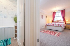 3 bedrooms, iron/ironing board, Internet - 8 Garn Ingli, Holiday Home Fishguard, Sleeps 5, 3 bedrooms,  bathrooms (Fishguard)