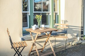 Outdoor dining - Alma Cottage, Holiday Cottage Solva, Sleeps 3, 2 bedrooms, bathrooms (Haverfordwest)