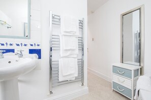 Towels - Amroth Cottage, Holiday Cottage Tenby, Sleeps 6, 3 bedrooms,  bathrooms (Tenby)
