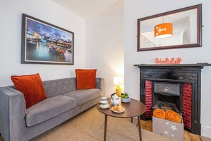 DVD player - Amroth Cottage, Holiday Cottage Tenby, Sleeps 6, 3 bedrooms,  bathrooms (Tenby)