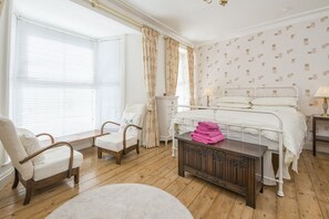 4 slaapkamers, een strijkplank/strijkijzer, internet