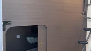 Interior de un vehículo con una puerta marcada '001' y un pequeño panel de control.