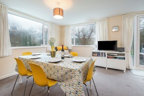 Dining - Avalon, Holiday Home Nolton Haven, Sleeps 6, 3 bedrooms, bathrooms (Nr Haverfordwest)