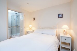 3 bedrooms, iron/ironing board, Internet - Avalon, Holiday Home Nolton Haven, Sleeps 6, 3 bedrooms, bathrooms (Nr Haverfordwest)