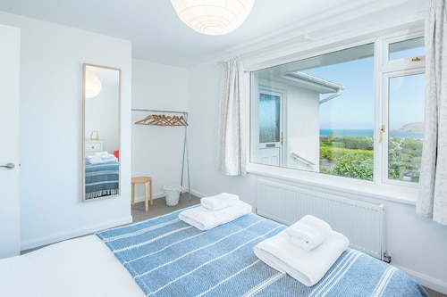 Awel y Mor, Holiday Cottage Newport, Sleeps 6, 3 bedrooms,  bathrooms