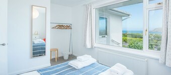 Awel y Mor, Holiday Cottage Newport, Sleeps 6, 3 bedrooms,  bathrooms