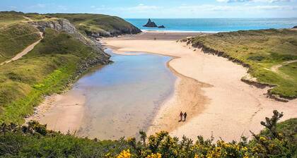 Bangeston Farmhouse, Holiday Home Angle, Sleeps 11, 4 bedrooms, bathrooms