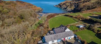 Barnacle Cottage, Holiday Cottage Aberfforest Beach, Newport, Sleeps 6, 3 bedrooms,  bathrooms