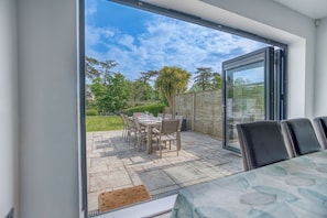 Outdoor dining - Brierbank, Holiday Property Tenby, Sleeps 10, 5 bedrooms, bathrooms (Tenby)