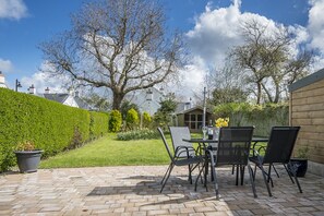 Outdoor dining - Bro Dawel, Holiday Cottage Newport, Sleeps 6, 4 bedrooms,  bathrooms (Newport)