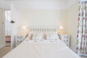 4 bedrooms, iron/ironing board, internet - Bro Dawel, Holiday Cottage Newport, Sleeps 6, 4 bedrooms,  bathrooms (Newport)