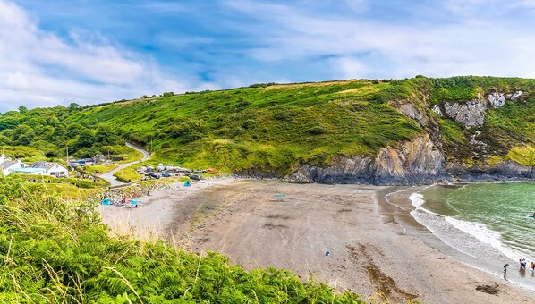 Beach - Bro Dawel, Holiday Cottage Newport, Sleeps 6, 4 bedrooms,  bathrooms (Newport)