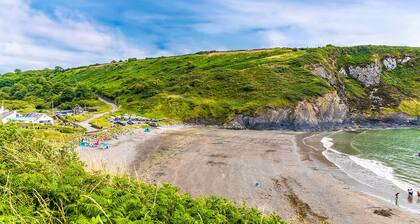 Bro Dawel, Holiday Cottage Newport, Sleeps 6, 4 bedrooms, bathrooms
