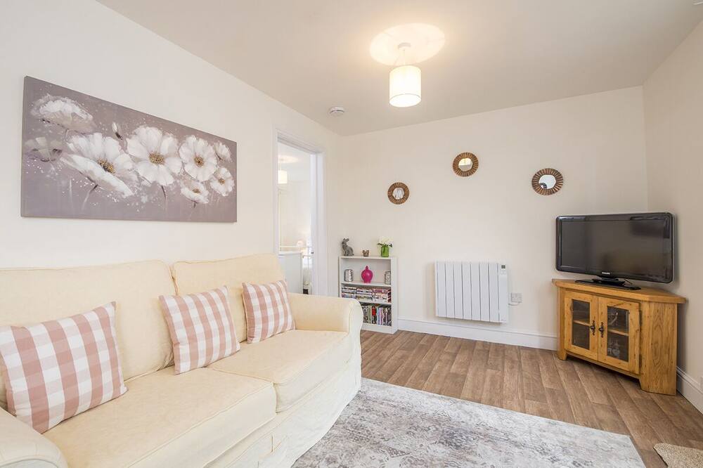 Buttercup Cottage, Holiday Cottage Llanfallteg, Near Narberth, Sleeps 4, 2 bedrooms, bathrooms