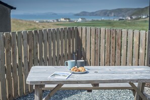 Outdoor dining - Bwthyn Beatties, Holiday property Newgale, Sleeps 4, 2 bedrooms, bathrooms (Haverfordwest)