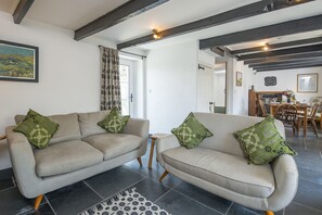 DVD player - Bwthyn Beatties, Holiday property Newgale, Sleeps 4, 2 bedrooms, bathrooms (Haverfordwest)