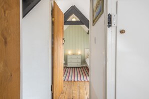 2 bedrooms, iron/ironing board, Internet - Bwthyn Beatties, Holiday property Newgale, Sleeps 4, 2 bedrooms, bathrooms (Haverfordwest)