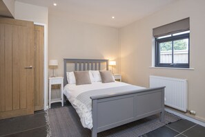 3 bedrooms, iron/ironing board, internet - Bwthyn Clyd, Holiday Cottage Keeston, Near Newgale, Sleeps 6, 3 bedrooms, bathrooms (Haverfordwest)