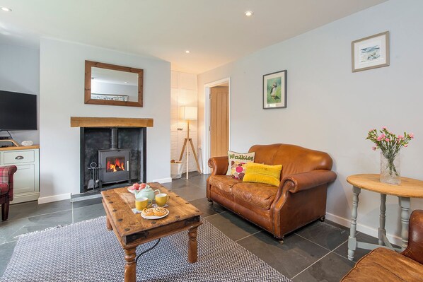 DVD player - Bwthyn Clyd, Holiday Cottage Keeston, Near Newgale, Sleeps 6, 3 bedrooms, bathrooms (Haverfordwest)