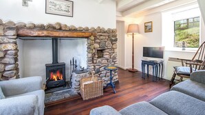 A cozy living room with a stone fireplace, a television, and comfortable seating. - 2 Caerau Isaf, Holiday Home Aberfelin Bay, Sleeps 4, 4 bedrooms,  bathrooms (Haverfordwest)