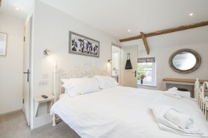 2 bedrooms, iron/ironing board, internet - Carew Cottage, Holiday Cottage Carew, Sleeps 4, 2 bedrooms,  bathrooms (Tenby)