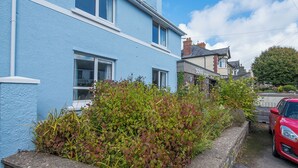A blue house with a red car parked in front. - Cherry Tree House, Holiday Cottage St Davids, Sleeps 5, 3 bedrooms,  bathrooms (Haverfordwest)