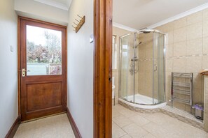 Towels - Clayford Cottage, Holiday Cottage Nr Saundersfoot, Sleeps 6, 3 bedrooms, bathrooms (Nr Saundersfoot)