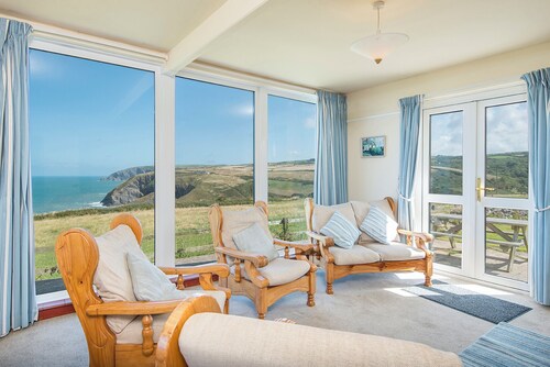 Cnwc y Wylan, Holiday Cottage Ceibwr Bay, Sleeps 6, 3 bedrooms,  bathrooms