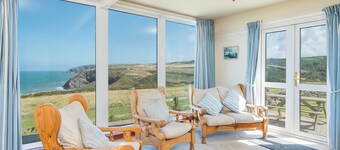 Cnwc y Wylan, Holiday Cottage Ceibwr Bay, Sleeps 6, 3 bedrooms,  bathrooms