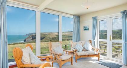 Cnwc y Wylan, Holiday Cottage Ceibwr Bay, Sleeps 6, 3 bedrooms, bathrooms