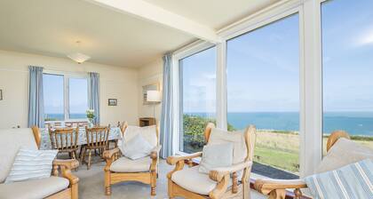 Cnwc y Wylan, Holiday Cottage Ceibwr Bay, Sleeps 6, 3 bedrooms, bathrooms