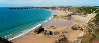 Coachmans Cottage, Holiday Cottage Nr St Brides, Sleeps 3, 2 bedrooms,  bathrooms