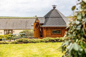 Outdoor dining - Coachmans Cottage, Holiday Cottage Nr St Brides, Sleeps 3, 2 bedrooms, bathrooms (Haverfordwest)