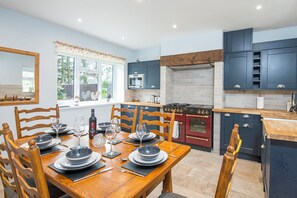 Microwave, dishwasher, toaster, cookware/dishes/utensils - Courtlands, holiday home Bonville’s Court Country Park, Saundersfoot, Sleeps 6, 3 bedrooms,  bathrooms (Saundersfoot)