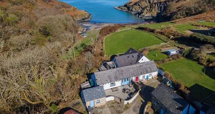 Crab Cottage, Holiday Cottage Aberfforest Beach, Newport, Sleeps 6, 3 bedrooms, bathrooms