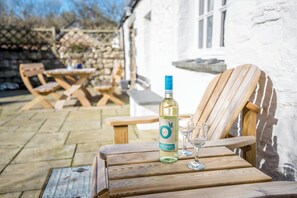 Outdoor dining - Crab Cottage, Holiday Cottage Aberfforest Beach, Newport, Sleeps 6, 3 bedrooms,  bathrooms (Newport)