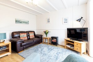 DVD player - Crofters Cottage, Holiday Cottage Ivy Tower Village, St Florence, Sleeps 5, 3 bedrooms,  bathrooms (Tenby)
