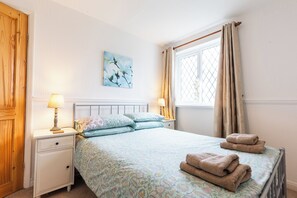 3 bedrooms, iron/ironing board, WiFi - Crofters Cottage, Holiday Cottage Ivy Tower Village, St Florence, Sleeps 5, 3 bedrooms,  bathrooms (Tenby)