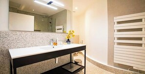 Dusche, Haartrockner, Handtücher, Seife