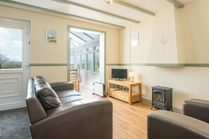 DVD player - Dairy Cottage, Holiday Cottage Ivy Tower Village, St Florence, Tenby, Sleeps 6, 3 bedrooms, bathrooms (Tenby)