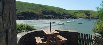 Doves Cottage, Holiday Cottage Abercastle, Sleeps 2, 1 bedrooms,  bathrooms
