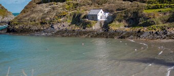 Doves Cottage, Holiday Cottage Abercastle, Sleeps 2, 1 bedrooms, bathrooms