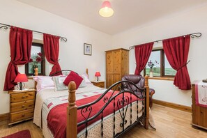 2 bedrooms, iron/ironing board, WiFi - Drovers Cottage, Holiday Cottage Nr St Brides, Sleeps 4, 2 bedrooms,  bathrooms (Haverfordwest)