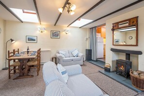 DVD player - Ffesant, Holiday Property Abercastle, Sleeps 4, 2 bedrooms, bathrooms (Haverfordwest)