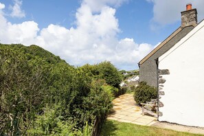 Property grounds - Ffesant, Holiday Property Abercastle, Sleeps 4, 2 bedrooms, bathrooms (Haverfordwest)